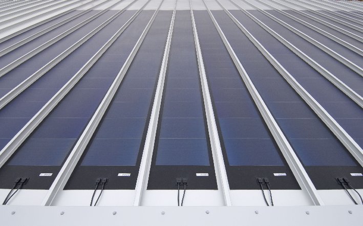 flexibel zonnepaneel in bitumen dakbaan, geisoleerde dakplaten met zonnepanelen