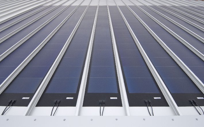 solar dakbaan flexibel zonnepaneel in bitumen dakbaan, geisoleerde dakplaten met zonnepanelen